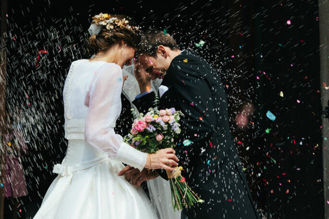 La mariée et le marié leur jettent du riz lors de leur mariage