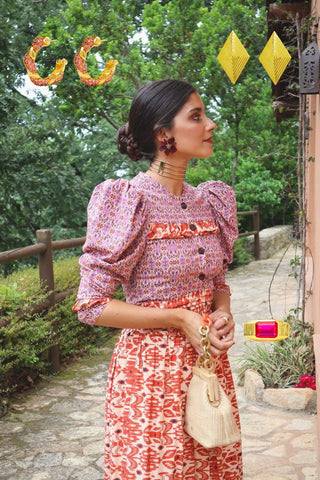 María García de Jaime en robe florale vintage avec des boucles d'oreilles Manhattan et Barcelona et une bague Chevalier pour être l'invitée parfaite à un mariage d'hiver.