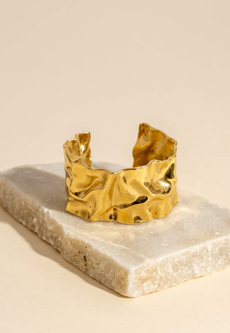 Handcrafted rigid golden bracelet