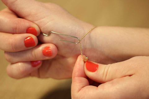 como poner una pulsera sola