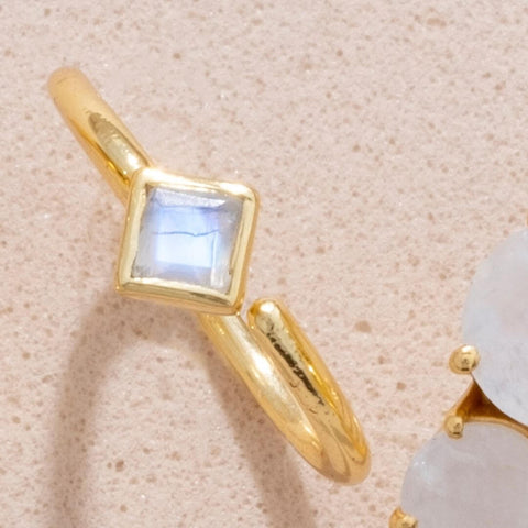 Ring with moonstone and its properties by LAVANI Jewels