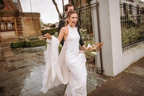 bruid in jurk met halternek