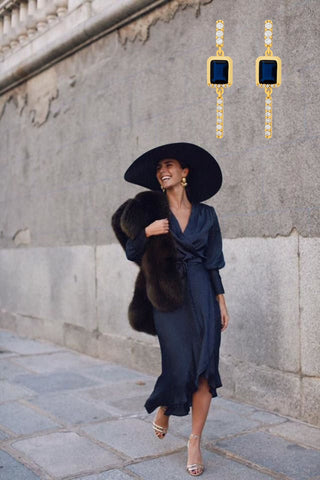 Invitada a una boda de invierno perfecta de estilo clásico con los pendientes René azul