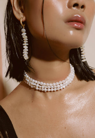 colección de joyas de perla con collar de perla y pendientes de perla a juego