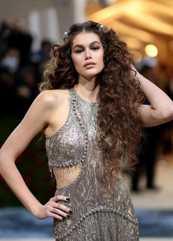 Le look de Kaia Gerber au Met Gala 2022 sur le tapis rouge