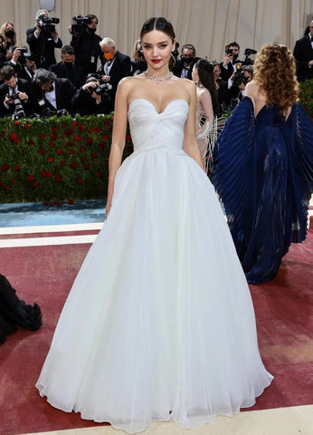 Le look de Miranda Kerr au Met Gala 2022 sur le tapis rouge