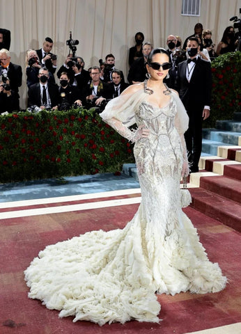 Rosalía's Met Gala 2022 look op de rode loper