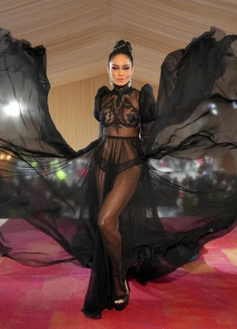 Le look de Vanessa Hudgens au Met Gala 2022 sur le tapis rouge