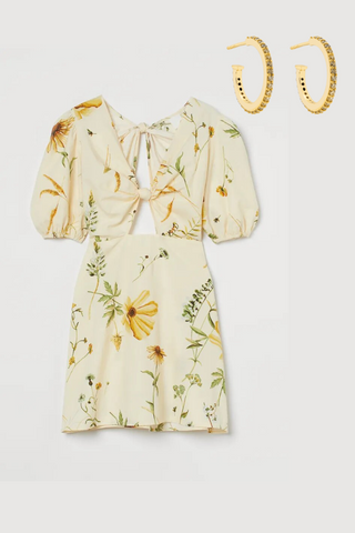 Vestido corte mini de flores con pendientes de aros con circonitas amarillas