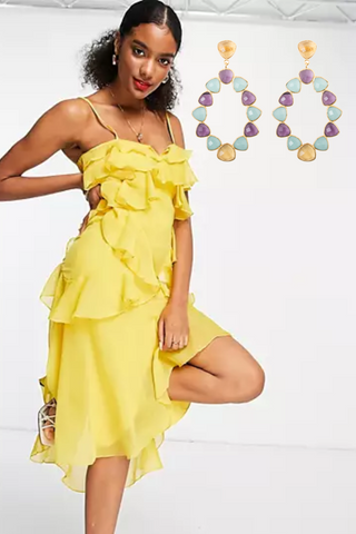 Geruffelde midi-jurk in geel met gele stenen bruidsoorbellen