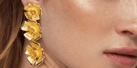 Golden flower earrings Sevilla for red dress