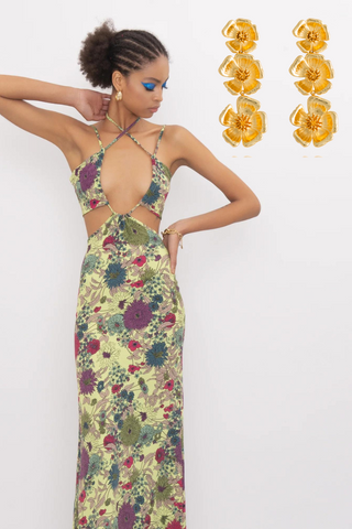 Robe jaune à imprimé floral et longues boucles d'oreilles en forme de fleur