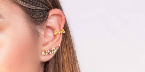 Boucles d'oreilles d'escalade avec des perles roses et de couleurs vives