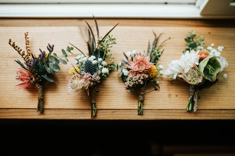 Plusieurs bouquets de mariée sur une table