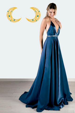Marineblauwe jurk met grote maanvormige oorbellen voor evenementen