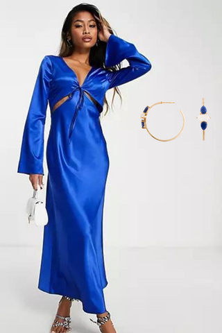 Pendientes de aro azul marino y blanco combinado con vestido satén azul eléctrico