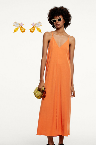 Pendientes de piedras anaranjadas con vestido largo naranja