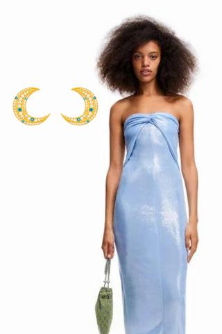 Blauwe glanzende stoffen jurk met grote maan oorbellen