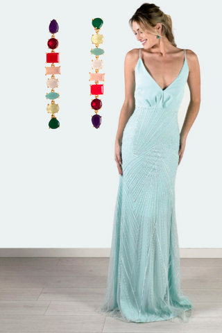 Aquamarijn jurk met lange oorbellen voor evenement kleuren