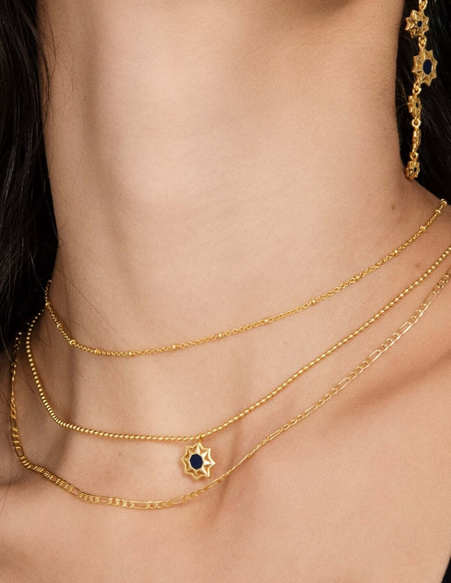 enfocar una vez Tahití Collar cadenas triple bañado en oro de Lavani Jewels.
