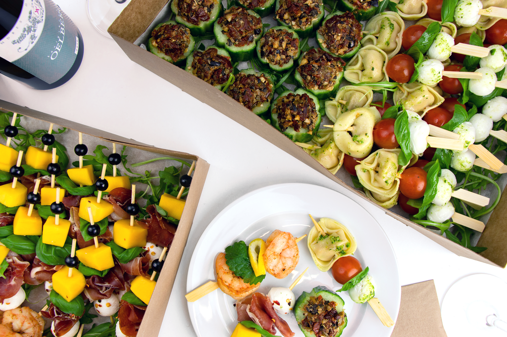 Fingerfood mit verschiedenen Spießen, Tartletts und Mini-Burgern.