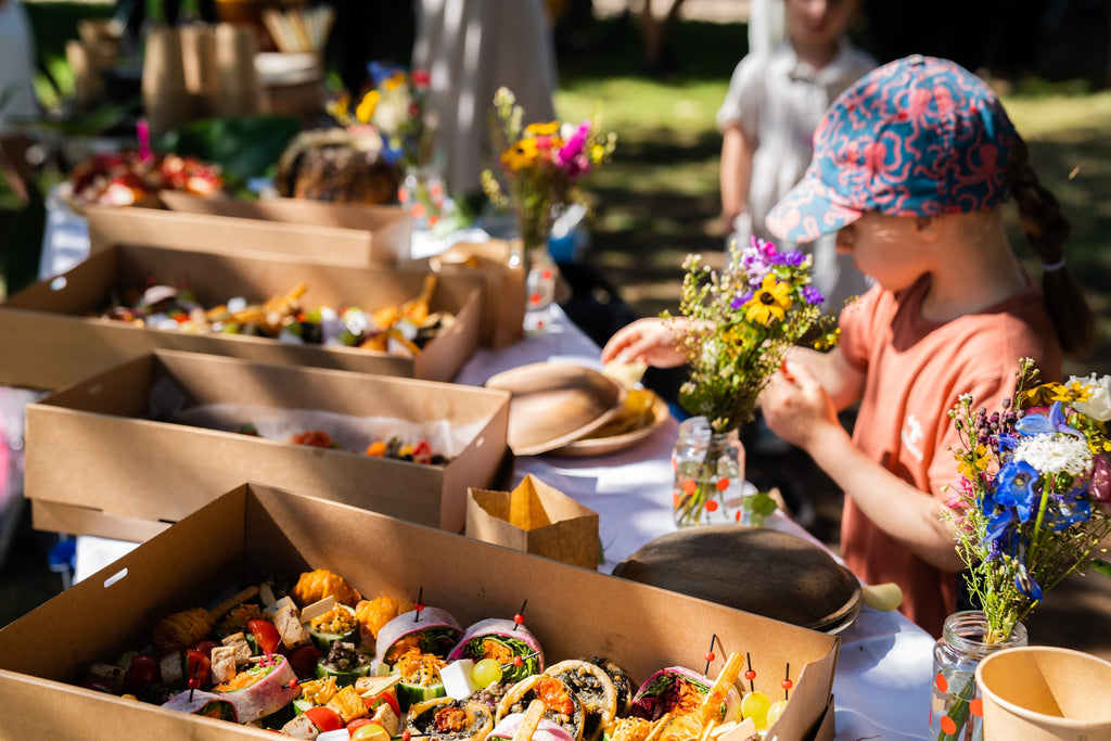 Beispielhaftes Buffet mit Fingerfood Boxen für eine private Feier