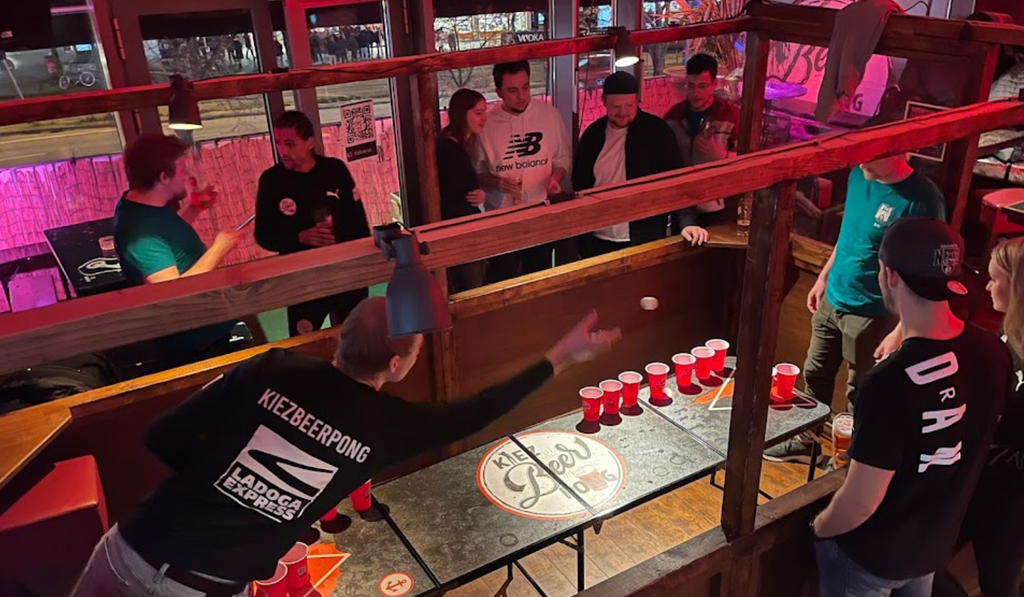 Die Beerpongbar aus der Vogelperspektive inklusive Beerpongtisch