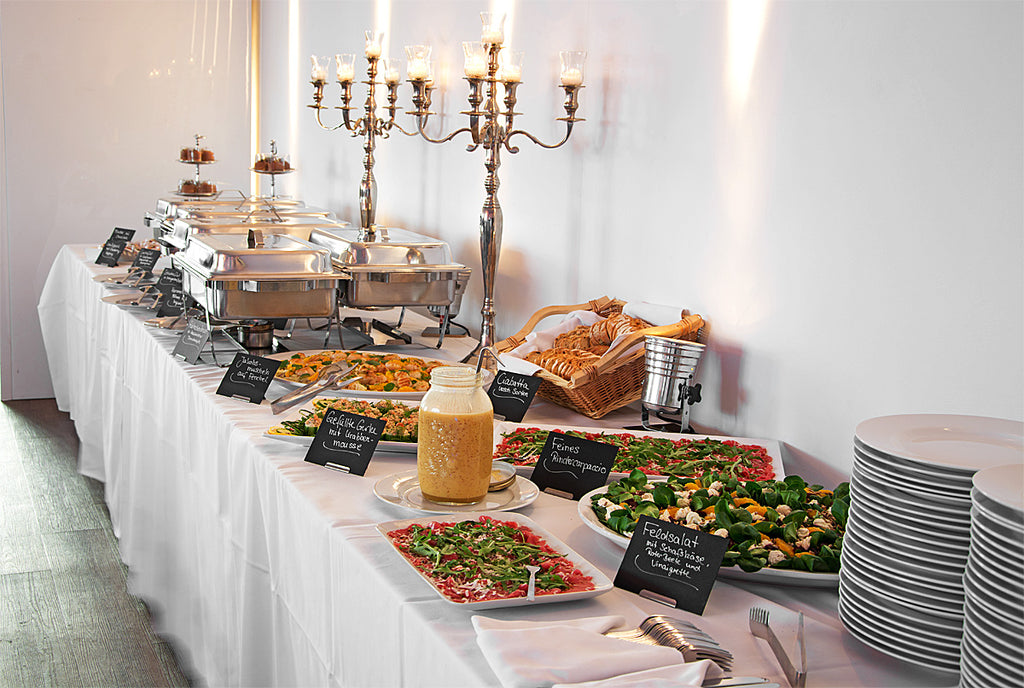 Beispielhaftes Buffet mit kalten und warmen Speisen.