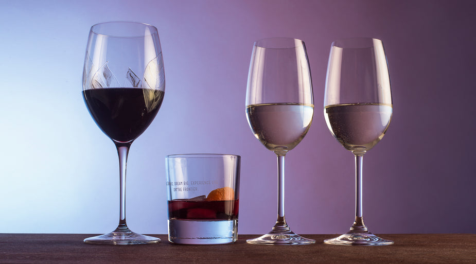 4 verschiedene Getränke in verschiedenen Gläsern