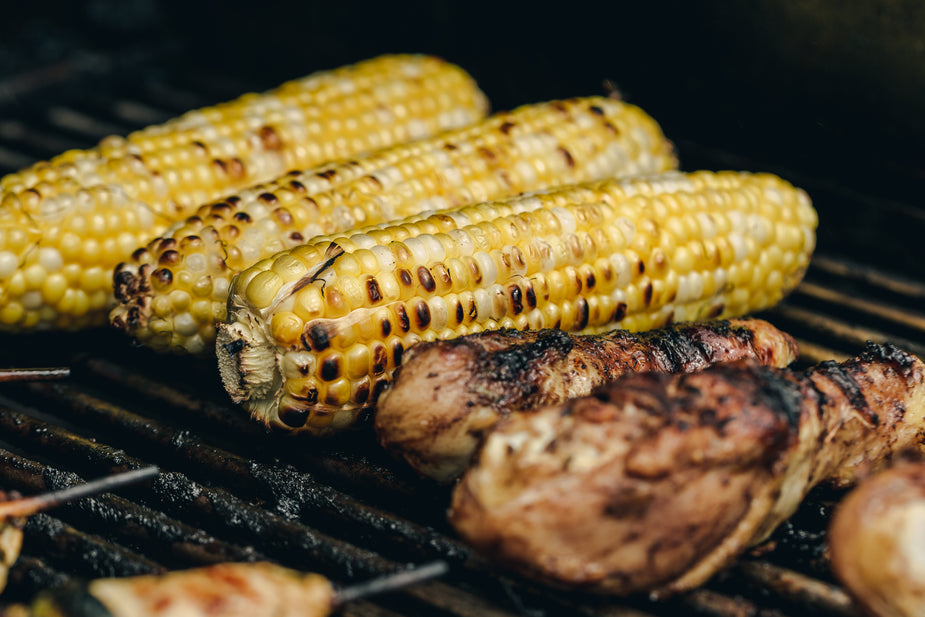 Floating BBQ mit Maiskolben und Spare-Ribs