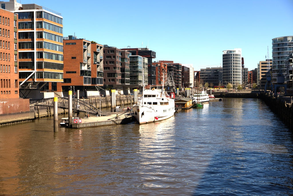 Ausblick auf einen Kanal in der Speicherstadt mit anliegenden Booten