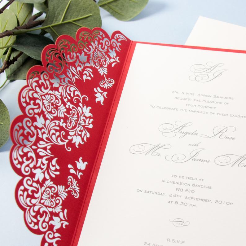 Rote Elegante Hochzeitseinladungen Mit Einem Silbernen Herzen Aus Spi Wunderholzundpapier