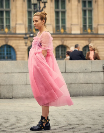 Villanelle in a pink dress