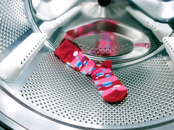 Socke in Waschmaschine - Socken Waschen Ratgeber Bild