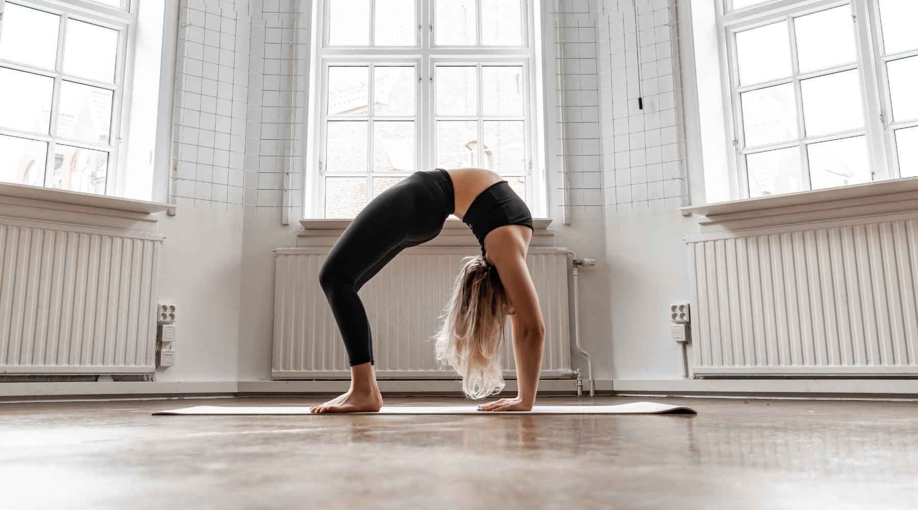 Sisterly Tribe yoga girl yoga pose Olivia Hansson Sisterly Stories