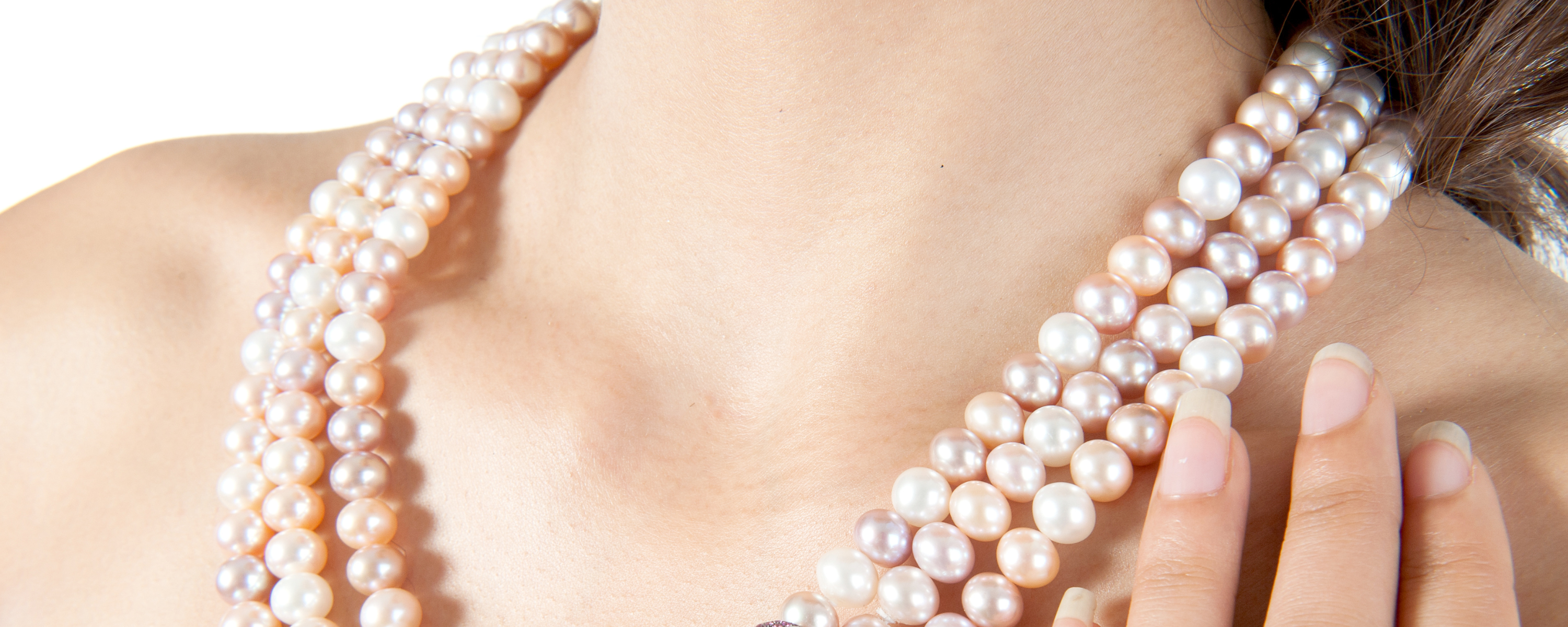 Femme avec un collier de perles
