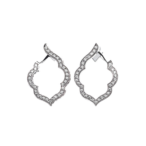 Les boucles d'oreilles Aura en or blanc et diamants