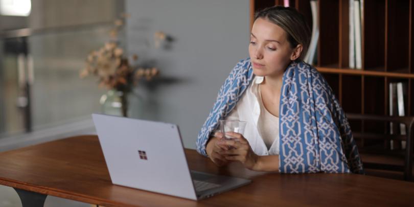 Woman Sat At Desk On Laptop Under YNM Weighted Blanket