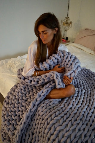 Olivia Arezzolo reviews our weighted blanket