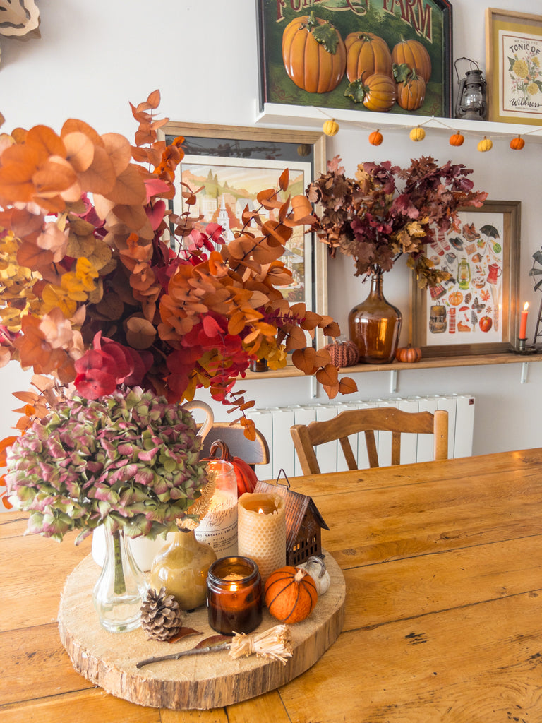 Le centre de table poétique : fleurs séchées, bougies et petites décorations naturelles
