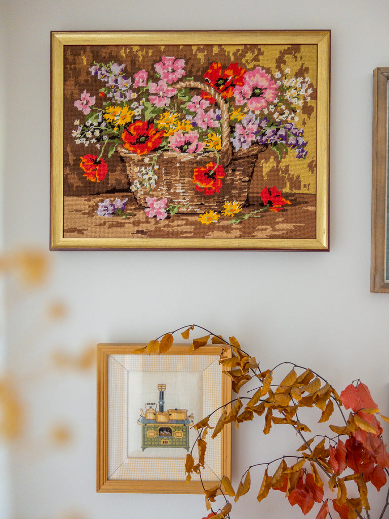 Tableau en canevas chiné représentant un bouquet de fleurs et broderie au point de croix représentant un poele