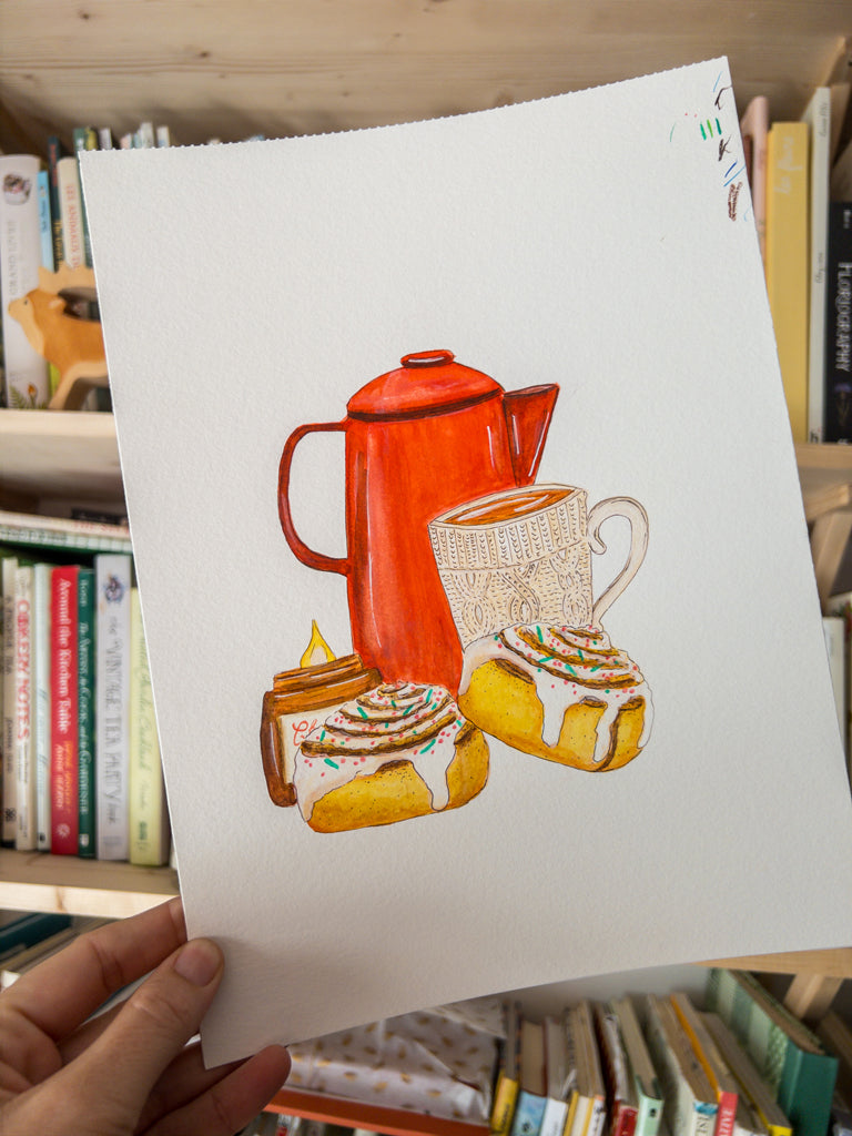 Illustration représentant une théière rouge, un mug et un roulé à la cannelle pour figurer sur le sachet de thé de Caro From Woodland
