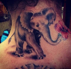 tatoo elephant dans le cou