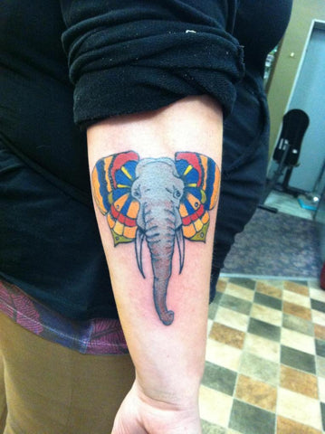 tatouage elephant avec oreille de papillon