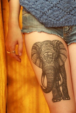 tatouage elephant sur une jambe
