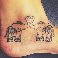 tatouage d elephant faisant un coeur avec leur trompe