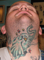 tatouage d un elephant dans le cou