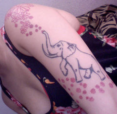 tatouage elephant et fleurs