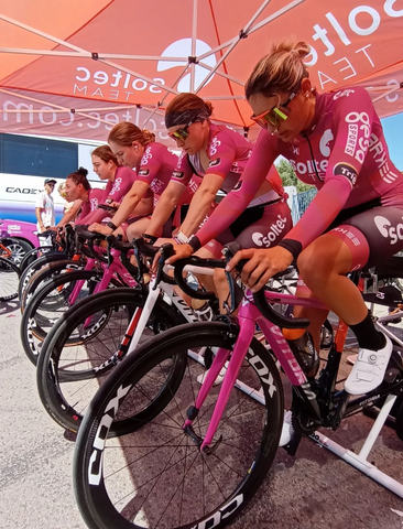 Calentamiento de las chicas del Equipo Ciclista Profesional Saltec Team Costa Cálida Festina en la Vuelta a España Femenina