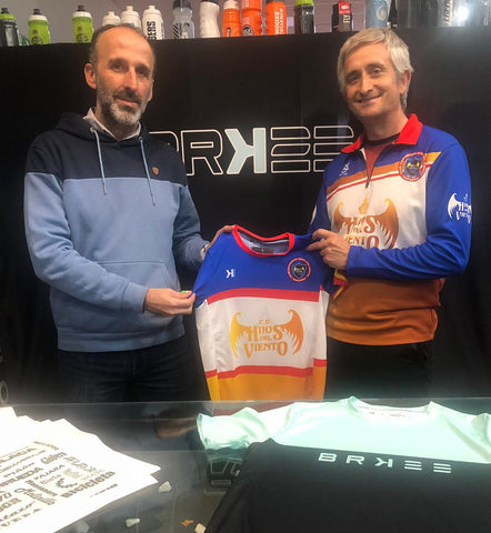 Firma del acuerdo de sponsorización como proveedores oficiales de la ropa deportiva personalizada entre BRK23 de la mano de Paco Travado como coordinador comercial de marca en España y el presidente del CD Hijos del Viento